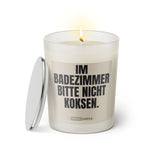 Duftkerze mit witzigem Spruch: Im Badezimmer bitte nicht koksen. Farbe beige und schwarze Schrift. Kerzenglas mit silbernem Deckel von SassyCandle.