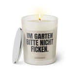 Duftkerze mit witzigem Spruch: Im Garten bitte nicht ficken. Farbe beige und schwarze Schrift. Kerzenglas mit silbernem Deckel von SassyCandle.