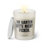 Duftkerze mit witzigem Spruch: Im Garten bitte nicht ficken. Farbe beige und schwarze Schrift. Kerzenglas mit silbernem Deckel von SassyCandle.