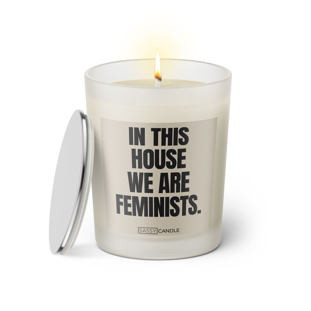 Duftkerze mit Spruch: In this house we are feminists. Farbe beige und schwarz von Sassy Candle.
