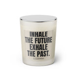 Duftkerze mit witzigem Spruch: Inhale the future exhale the past. Farbe beige und schwarze Schrift. Kerzenglas mit silbernem geschlossenem Deckel von SassyCandle.