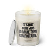 Duftkerze mit witzigen Spruch: It's not your job to make them comfortable. Farbe beige und schwarz von Sassy Candle.