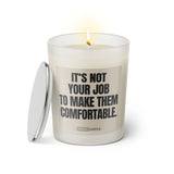 Duftkerze mit witzigen Spruch: It's not your job to make them comfortable. Farbe beige und schwarz von Sassy Candle.