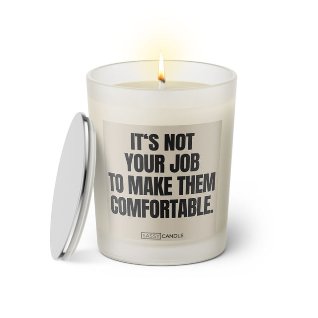 Duftkerze mit witzigen Spruch: It's not your job to make them comfortable. Farbe beige und schwarz von Sassy Candle.