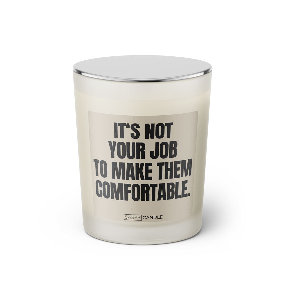 Duftkerze mit witzigen Spruch: It's not your job to make them comfortable. Farbe beige und schwarz von Sassy Candle.