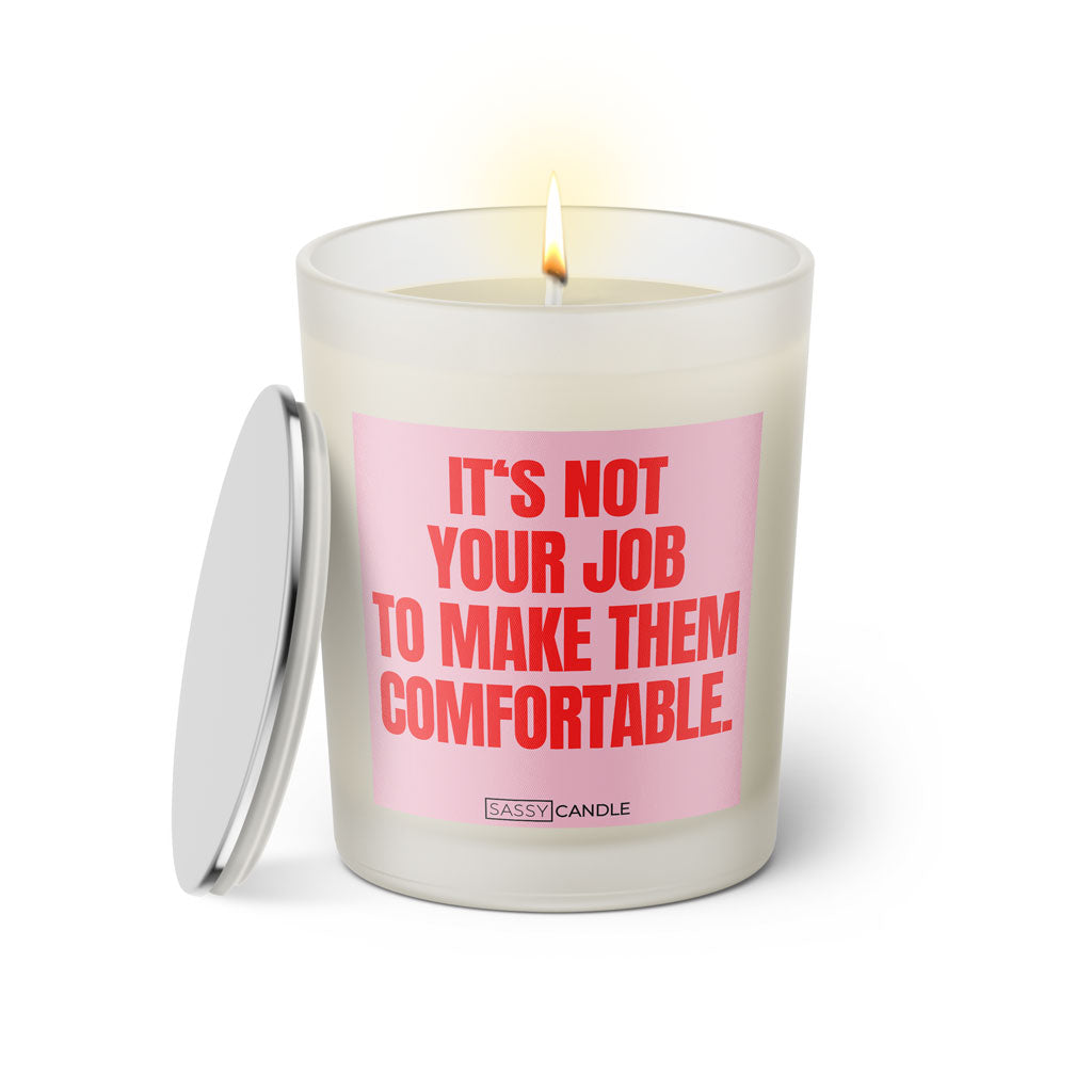 Duftkerze mit witzigen Spruch: It's not your job to make them comfortable. Farbe rosa und pink von Sassy Candle.
