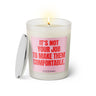 Duftkerze mit witzigen Spruch: It's not your job to make them comfortable. Farbe rosa und pink von Sassy Candle.