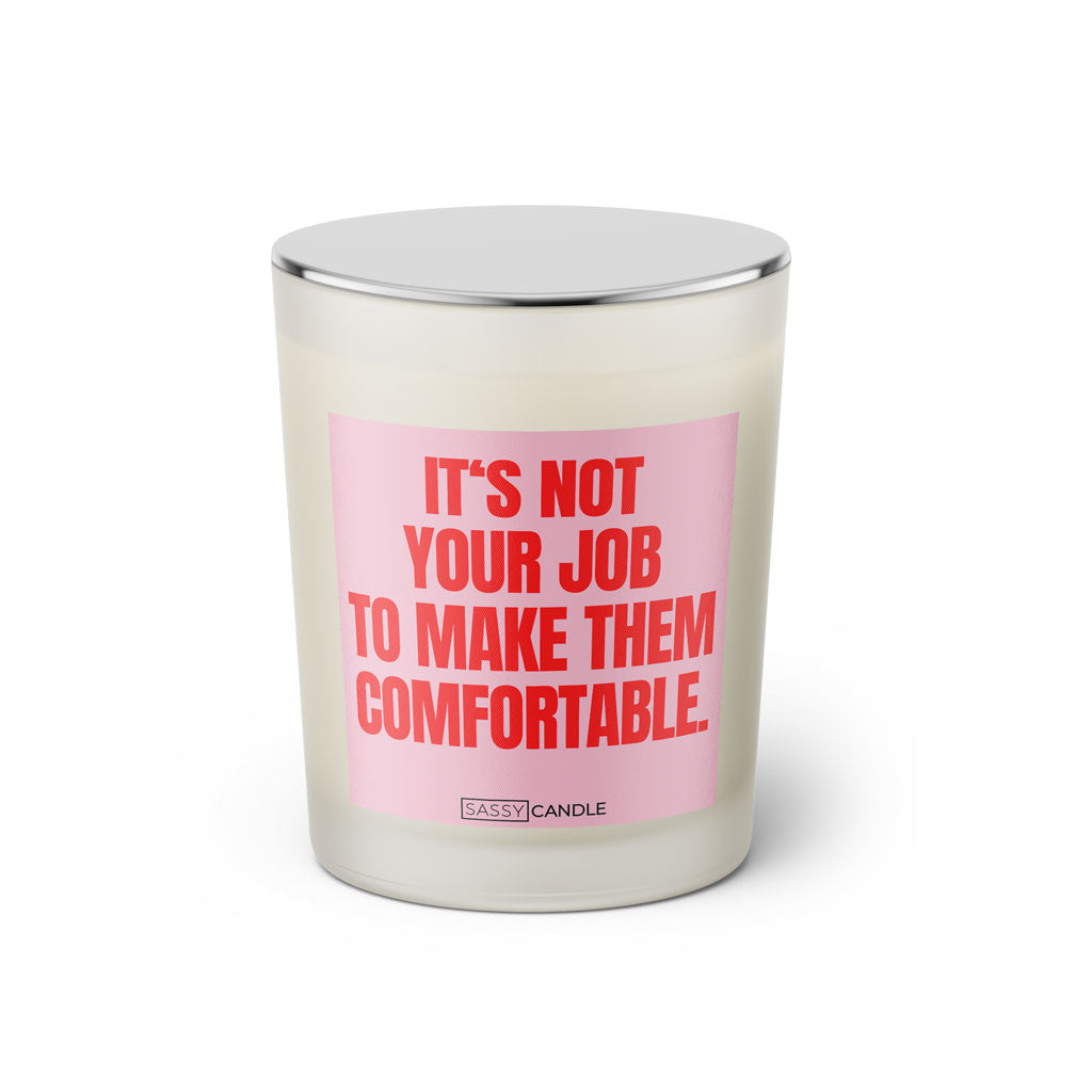 Duftkerze mit witzigen Spruch: It's not your job to make them comfortable. Farbe rosa und pink von Sassy Candle.