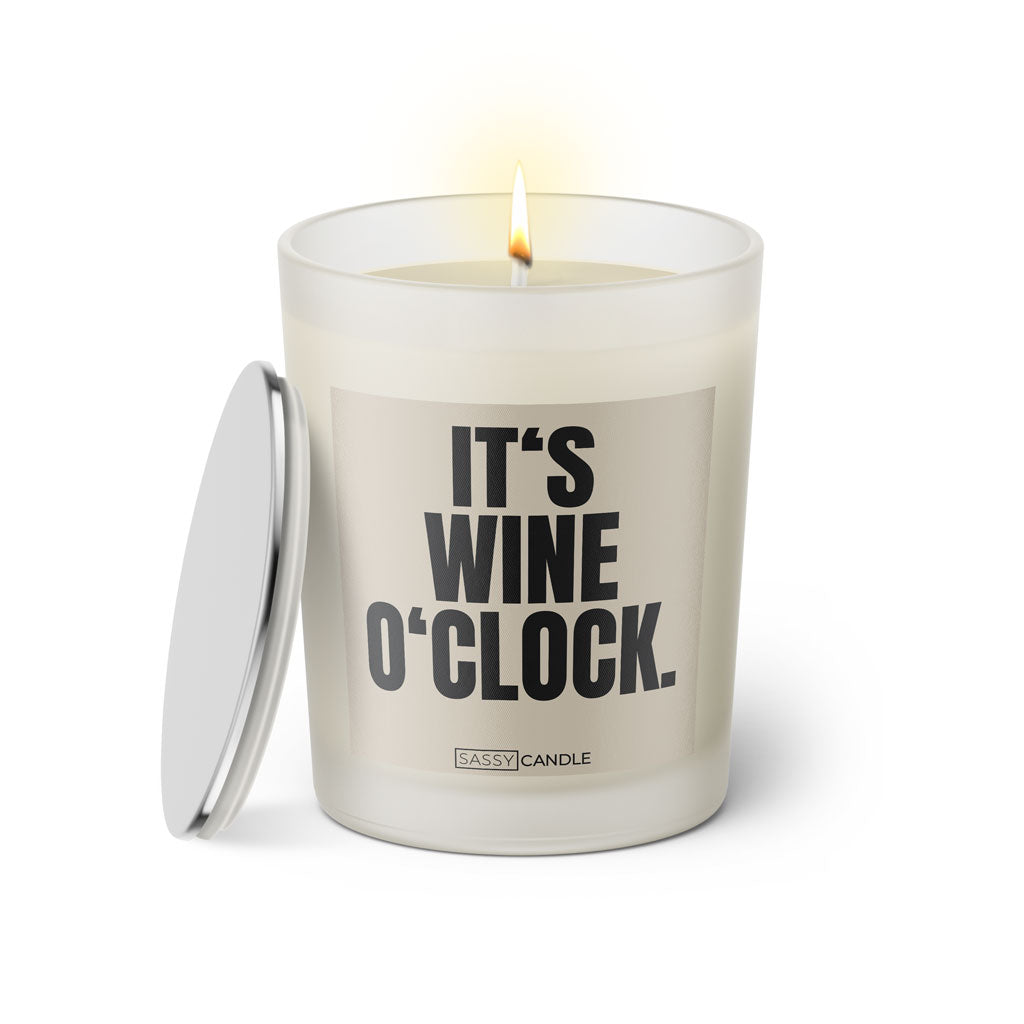 Duftkerze mit witzigem Spruch: It’s Wine O’Clock. Farbe beige und schwarze Schrift. Kerzenglas mit silbernem Deckel von SassyCandle.