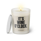 Duftkerze mit witzigem Spruch: It’s Wine O’Clock. Farbe beige und schwarze Schrift. Kerzenglas mit silbernem Deckel von SassyCandle.