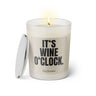 Duftkerze mit witzigem Spruch: It’s Wine O’Clock. Farbe beige und schwarze Schrift. Kerzenglas mit silbernem Deckel von SassyCandle.