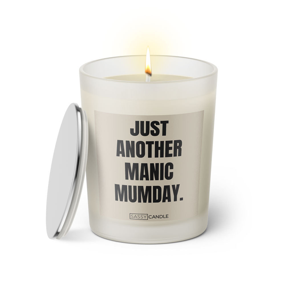 Duftkerze mit witzigem Spruch: Just another manic MUMday. Farbe beige und schwarze Schrift. Kerzenglas mit silbernem Deckel von SassyCandle.