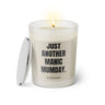 Duftkerze mit witzigem Spruch: Just another manic MUMday. Farbe beige und schwarze Schrift. Kerzenglas mit silbernem Deckel von SassyCandle.