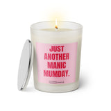 Duftkerze mit witzigem Spruch: Just another manic MUMday. Farbe rosa und pinke Schrift. Kerzenglas mit silbernem Deckel von SassyCandle.