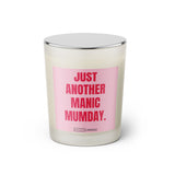 Duftkerze mit witzigem Spruch: Just another manic MUMday. Farbe rosa und pinke Schrift. Kerzenglas mit silbernem geschlossenem Deckel von SassyCandle.