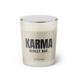 Duftkerze mit witzigen Spruch: Karma regelt das. Kerzenglas mit silbernen Deckel von Sassy Candle. Farbe beige und schwarz.