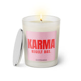 Duftkerze mit witzigen Spruch: Karma regelt das. Kerzenglas mit silbernen Deckel von Sassy Candle. Farbe rosa und pink.