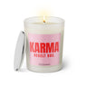Duftkerze mit witzigen Spruch: Karma regelt das. Kerzenglas mit silbernen Deckel von Sassy Candle. Farbe rosa und pink.