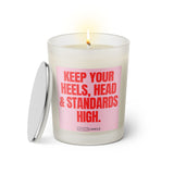 Duftkerze mit witzigen Spruch: Keep your heels, head & standards high. Farbe rosa und pink von Sassy Candle.