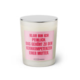 Duftkerze mit witzigem Spruch: Klar bin ich peinlich. Das gehört zu den Kernkompetenzen einer Mutter. Farbe rosa und pinke Schrift. Kerzenglas mit silbernem geschlossenem Deckel von SassyCandle.