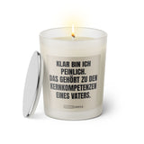 Duftkerze mit witzigem Spruch: Klar bin ich peinlich. Das gehört zu den Kernkompetenzen eines Vaters. Farbe beige und schwarze Schrift. Kerzenglas mit silbernem Deckel von SassyCandle.