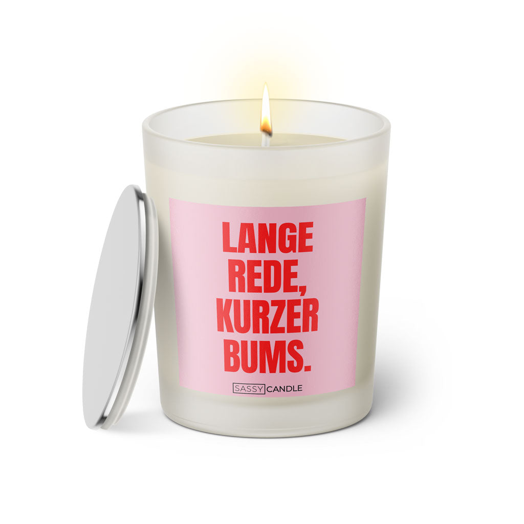 Duftkerze mit witzigem Spruch: Lange Rede, kurzer Bums. Farbe rosa und pink mit silbernem Deckel von Sassy Candle.