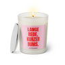 Duftkerze mit witzigem Spruch: Lange Rede, kurzer Bums. Farbe rosa und pink mit silbernem Deckel von Sassy Candle.