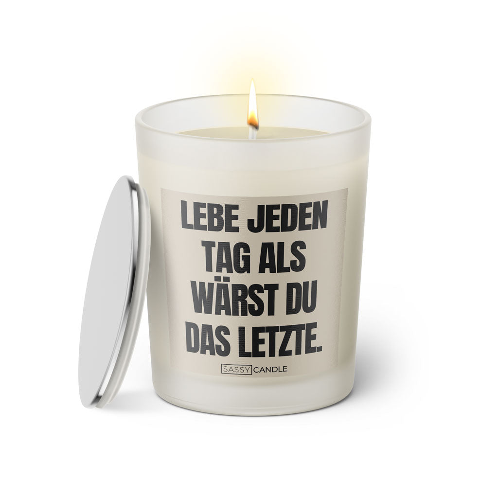 Duftkerze mit witzigem Spruch: Lebe jeden Tag als wärst du das letzte. Farbe beige und schwarz mit silbernem Deckel von Sassy Candle.