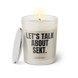 Duftkerze mit witzigem Spruch: Let’s talk about Sekt. Farbe beige und schwarze Schrift. Kerzenglas mit silbernem Deckel von SassyCandle.