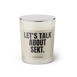 Duftkerze mit witzigem Spruch: Let’s talk about Sekt. Farbe beige und schwarze Schrift. Kerzenglas mit silbernem geschlossenem Deckel von SassyCandle.