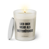 Duftkerze mit Spruch: Lieb dich mehr als Mettbrötchen! Farbe beige und schwarz von Sassy Candle.
