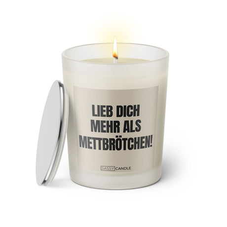Duftkerze mit Spruch: Lieb dich mehr als Mettbrötchen! Farbe beige und schwarz von Sassy Candle.