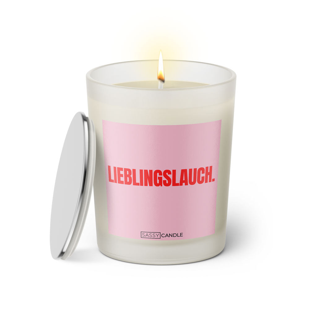 Duftkerze mit witzigen Spruch: Lieblingslauch. Kerzenglas mit silbernen Deckel. Farbe rosa und pink von Sassy Candle.