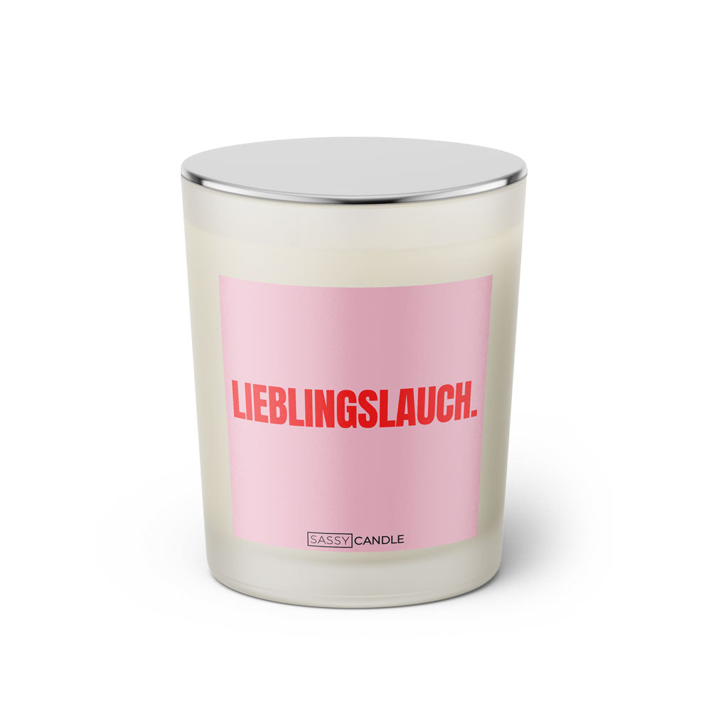 Duftkerze mit witzigen Spruch: Lieblingslauch. Kerzenglas mit silbernen Deckel. Farbe rosa und pink von Sassy Candle.