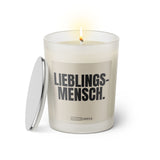 Duftkerze mit witzigem Spruch: Lieblingsmensch. Farbe beige und schwarze Schrift. Kerzenglas mit silbernem Deckel von SassyCandle.