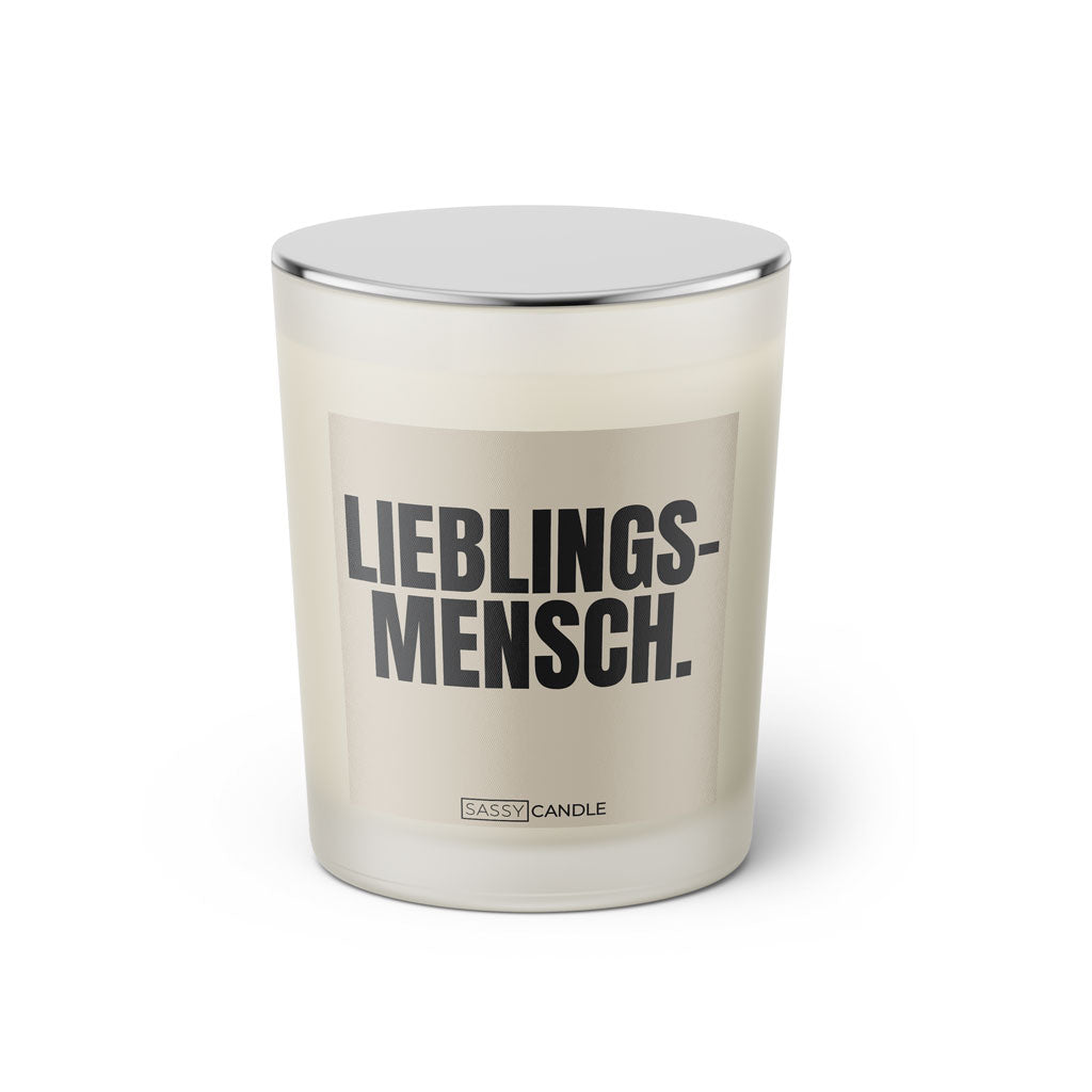Duftkerze mit witzigem Spruch: Lieblingsmensch. Farbe beige und schwarze Schrift. Kerzenglas mit silbernem geschlossenem Deckel von SassyCandle.