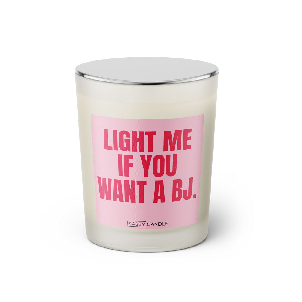 Duftkerze mit witzigem Spruch: Light me and good things will come. Farbe rosa und pinke Schrift. Kerzenglas mit silbernem geschlossenem Deckel von SassyCandle.