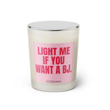 Duftkerze mit witzigem Spruch: Light me and good things will come. Farbe rosa und pinke Schrift. Kerzenglas mit silbernem geschlossenem Deckel von SassyCandle.