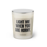Duftkerze mit witzigen Spruch: Light me when you are horny. Farbe beige und schwarz von Sassy Candle.
