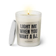 Duftkerze mit witzigem Spruch: Light me when you want a BJ. Farbe beige und schwarze Schrift. Kerzenglas mit silbernem Deckel von SassyCandle.