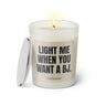 Duftkerze mit witzigem Spruch: Light me when you want a BJ. Farbe beige und schwarze Schrift. Kerzenglas mit silbernem Deckel von SassyCandle.