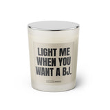 Duftkerze mit witzigem Spruch: Light me when you want a BJ. Farbe beige und schwarze Schrift. Kerzenglas mit silbernem Deckel von SassyCandle.