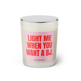 Duftkerze mit witzigem Spruch: Light me when you want a BJ. Farbe rosa und pink Schrift. Kerzenglas mit silbernem Deckel von SassyCandle.