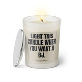 Duftkerze mit witzigen Spruch: Light this candle when you want a BJ. Farbe beige und schwarz von Sassy Candle.
