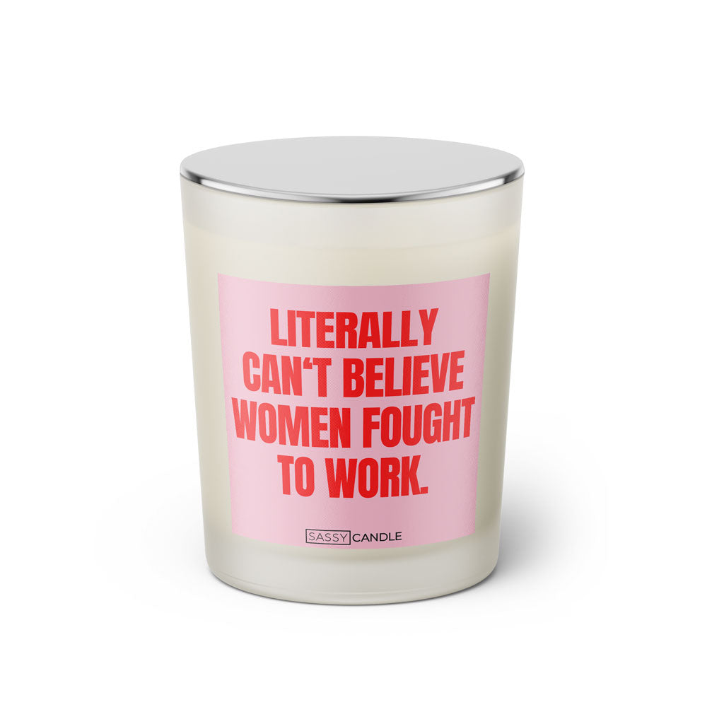 Duftkerze mit witzigen Spruch: Literally can't believe women fought to work. Farbe rosa und pink von Sassy Candle.