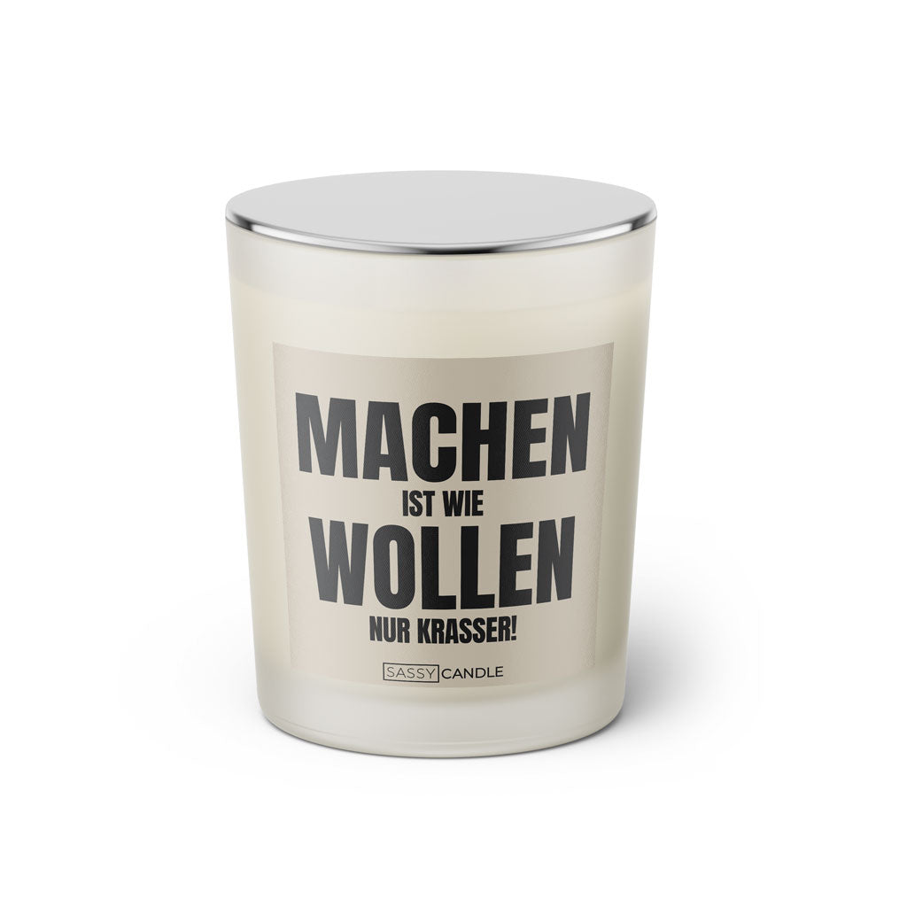Duftkerze mit witzigen Spruch: Machen ist wie wollen, nur krasser! Kerzenglas mit silbernen Deckel von Sassy Candle. Farbe beige und schwarz.