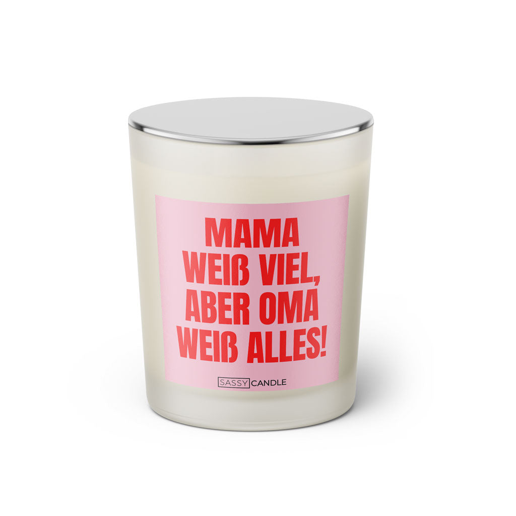 Duftkerze mit witzigen Spruch: Mama weiss viel aber Oma weiss alles! Kerzenglas mit silbernen Deckel. Farbe rosa und pink von Sassy Candle.