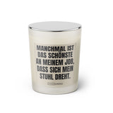 Duftkerze mit witzigem Spruch: Manchmal ist das schönste an meinem Job, dass sich mein Stuhl dreht. Farbe beige und schwarze Schrift. Kerzenglas mit silbernem geschlossenem  Deckel von SassyCandle.