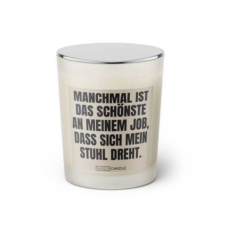 Duftkerze mit witzigem Spruch: Manchmal ist das schönste an meinem Job, dass sich mein Stuhl dreht. Farbe beige und schwarze Schrift. Kerzenglas mit silbernem geschlossenem  Deckel von SassyCandle.