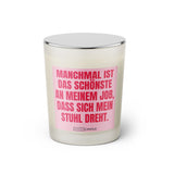 Duftkerze mit witzigem Spruch: Manchmal ist das schönste an meinem Job, dass sich mein Stuhl dreht. Farbe rosa und pinke Schrift. Kerzenglas mit silbernem geschlossenem  Deckel von SassyCandle.